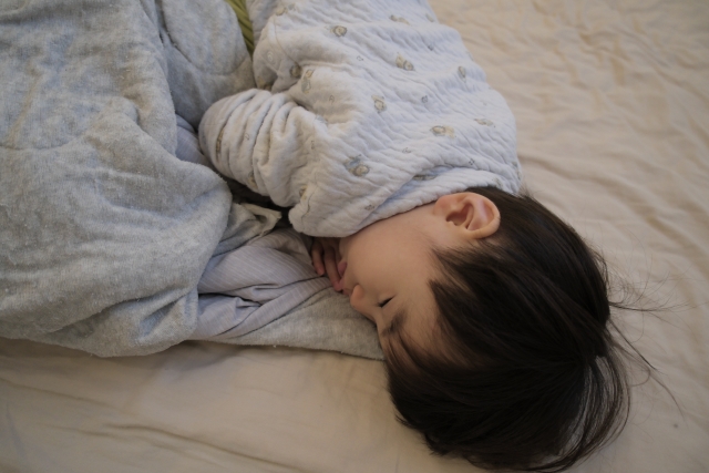 寝る子